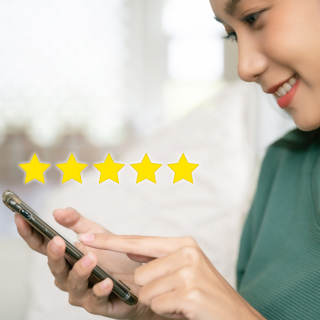 woman holding phone giving a 5 star review for custoer support